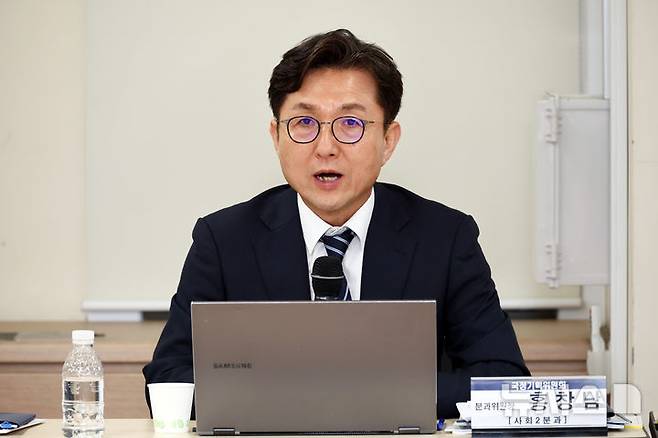 [서울=뉴시스] 박주성 기자 = 홍창남 국정기획위원회 사회2분과위원장이 지난 20일 오전 경기 과천시 정부과천청사 방송통신위원회(방통위)에서 열린 국정기획위원회 방통위 업무보고에서 모두발언을 하고 있다.(공동취재) 2025.06.20. photo@newsis.com
