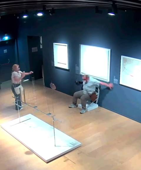 한 커플이 기념촬영을 하다 '반 고흐' 의자를 훼손하는 모습 ['팔라쪼 마페이' 미술관 SNS 캡처]