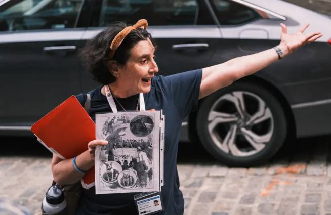 투어를 이끄는 수잔 라이즈먼 [출처=뉴욕포스트]