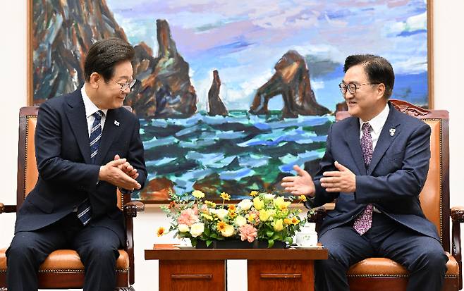 이재명 대통령이 26일 국회에서 추가경정예산 시정연설에 앞서 우원식 국회의장과 환담하고 있다. 연합뉴스