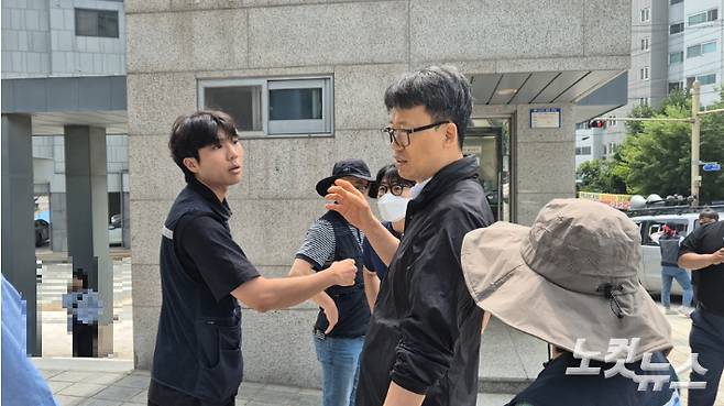 26일 기자회견을 앞두고 LH전북지역본부 앞에선 출입을 저지하는 LH와 노조 간의 충돌이 발생했다. 심동훈 기자