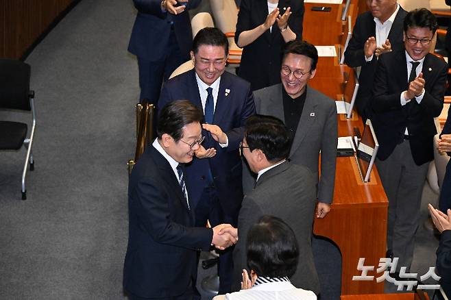 이재명 대통령이 26일 오전 서울 여의도 국회에서 2025년도 제2회 추가경정예산(추경)에 대한 시정연설을 위해 본회의장에 들어서며 더불어민주당 박찬대 의원과 인사하고 있다. 윤창원 기자