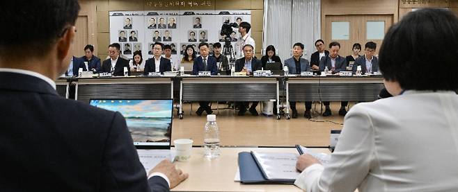 김현 국정기획위원회 사회2분과 기획위원(오른쪽)이 20일 경기 정부과천청사 방송통신위원회에서 열린 국정기획위원회 업무보고에서 발언하고 있다. 연합뉴스