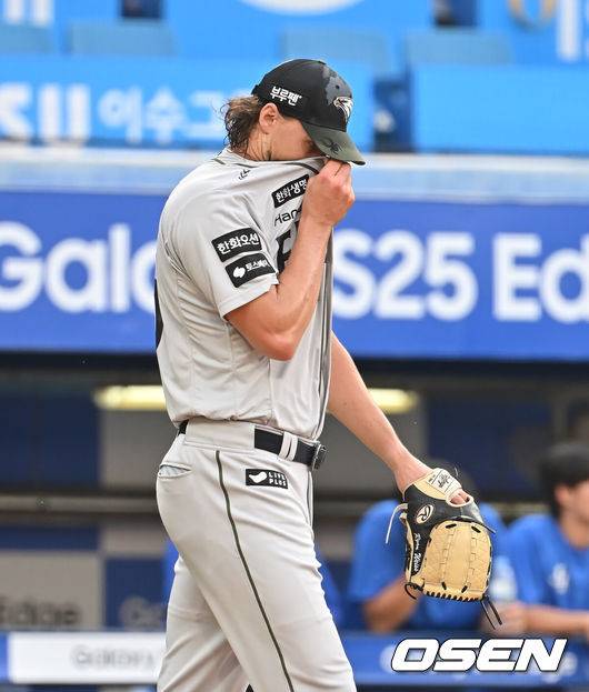 [OSEN=대구, 이석우 기자] 25일 대구삼성라이온즈파크에서 2025 신한 SOL 뱅크 KBO 리그 삼성 라이온즈와 한화 이글스의 경기가 열렸다. 홈팀 삼성은 후라도가, 방문팀 한화는 와이스가 선발 출전했다. 한화 이글스 선발 투수 와이스가 1회부터 2실점하고 아쉬워하고 있다. 2025.06.25 / foto0307@osen.co.kr