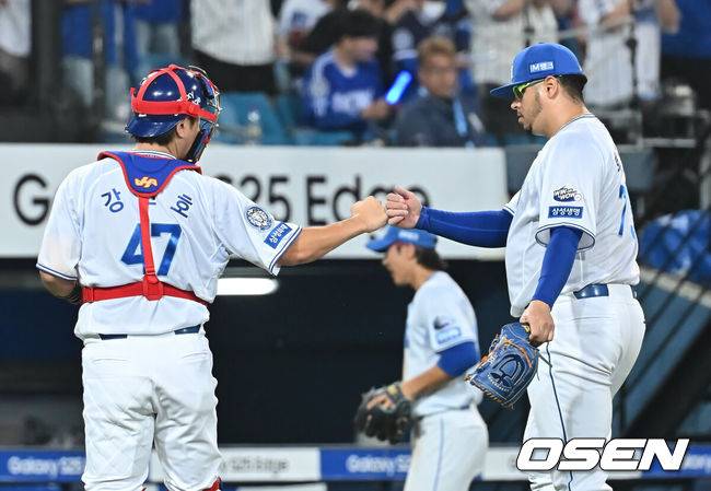 [OSEN=대구, 이석우 기자] 25일 대구삼성라이온즈파크에서 2025 신한 SOL 뱅크 KBO 리그 삼성 라이온즈와 한화 이글스의 경기가 열렸다. 홈팀 삼성은 후라도가, 방문팀 한화는 와이스가 선발 출전했다. 삼성 라이온즈 선발 투수 후라도가 7회초 2사 1,2루 한화 이글스 김태연을 삼진으로 잡고 이닝 교체하며 강민호와 하이파이브를 하고 있다. 2025.06.25 / foto0307@osen.co.kr