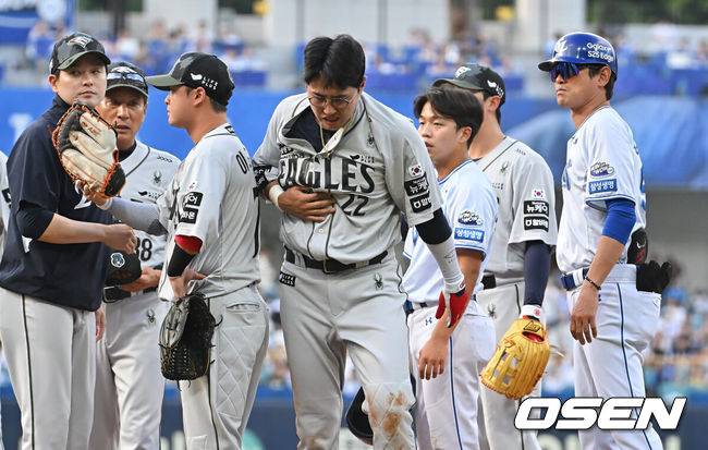[OSEN=대구, 이석우 기자] 26일 대구삼성라이온즈파크에서 2025 신한 SOL 뱅크 KBO 리그 삼성 라이온즈와 한화 이글스의 경기가 열렸다. 홈팀 삼성은 가라비토가, 방문팀 한화는 문동주가 선발 출전했다. 한화 이글스 채은성이 1회말 1사 투수 땅볼을 친 삼성 라이온즈 양동근과 1루에서 충돌해 쓰러져 있다. 2025.06.26 / foto0307@osen.co.kr