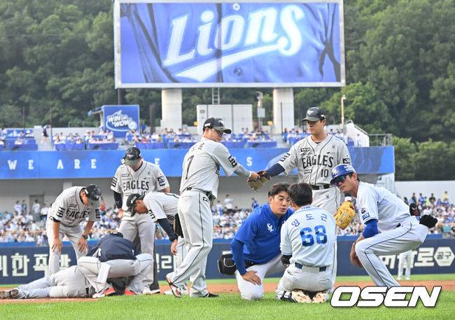 [OSEN=대구, 이석우 기자] 26일 대구삼성라이온즈파크에서 2025 신한 SOL 뱅크 KBO 리그 삼성 라이온즈와 한화 이글스의 경기가 열렸다. 홈팀 삼성은 가라비토가, 방문팀 한화는 문동주가 선발 출전했다. 한화 이글스 채은성이 1회말 1사 투수 땅볼을 친 삼성 라이온즈 양동근과 1루에서 충돌해 쓰러져 있다. 2025.06.26 / foto0307@osen.co.kr