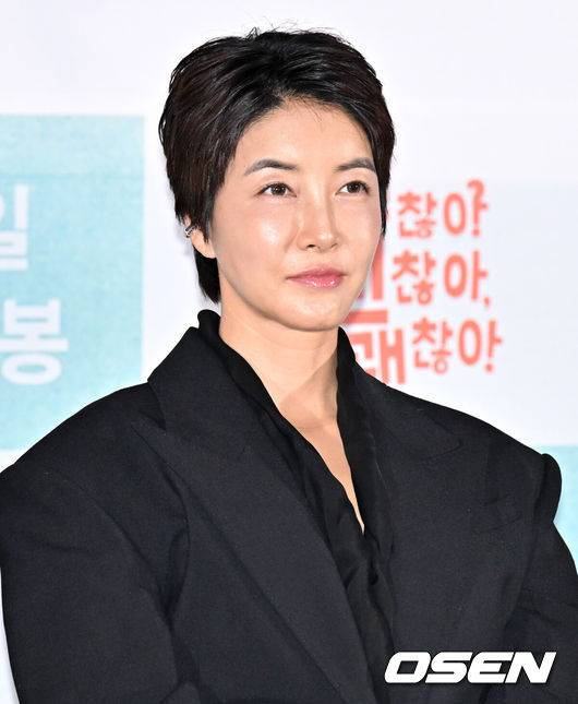 [OSEN=조은정 기자]영화 '괜찮아 괜찮아 괜찮아!' 언론배급 시사 및 기자간담회가 18일 서울 용산구 CGV용산아이파크몰에서 열렸다.‘괜찮아 괜찮아 괜찮아!’는 혼자서는 서툴지만 함께라서 괜찮은 이들이 서로의 행복을 찾아가는 이야기로, JTBC 드라마 ’멜로가 체질‘과 쿠팡플레이 시리즈 ’유니콘‘을 통해 연출력을 인정받은 김혜영 감독의 장편 영화 데뷔작이다. 이날 현장에는 배우 이레, 진서연, 정수빈, 김혜영 감독이 참석했다.배우 진서연이 질의응답 시간을 갖고 있다. 2025.02.18 /cej@osen.co.kr