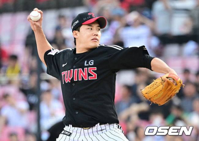 [OSEN=수원, 최규한 기자] 26일 수원 KT위즈파크에서 ‘2025 신한 SOL Bank KBO리그’ KT 위즈와 LG 트윈스의 경기가 열렸다.홈팀 KT는 소형준, 방문팀 LG는 임찬규를 선발로 내세운다.1회말 LG 선발 임찬규가 힘차게 공을 뿌리고 있다. 2025.06.26 / dreamer@osen.co.kr
