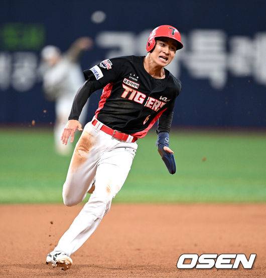 [OSEN=고척, 이대선 기자] 26일 오후 서울 고척스카이돔에서 2025 신한 SOL Bank KBO리그 키움 히어로즈와 KIA 타이거즈의 경기가 열렸다.키움은 하영민, KIA는 김건국을 선발 투수로 내세웠다.10회초 1사 1루에서 KIA 최형우의 우전 안타 때 1루주자 홍종표가 3루로 쇄도 하고 있다. 2025.06.26 /sunday@osen.co.kr