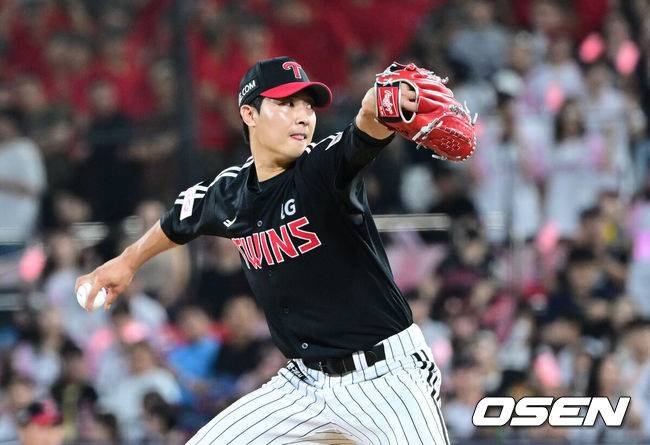 [OSEN=수원, 최규한 기자] 26일 수원 KT위즈파크에서 ‘2025 신한 SOL Bank KBO리그’ KT 위즈와 LG 트윈스의 경기가 열렸다.홈팀 KT는 소형준, 방문팀 LG는 임찬규를 선발로 내세운다.8회말 마운드에 오른 LG 이정용이 힘차게 공을 뿌리고 있다. 2025.06.26 / dreamer@osen.co.kr