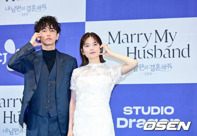 [OSEN=지형준 기자] 26일 오후 서울 신도림 라마다 호텔에서 CJ ENM X 스튜디오드래곤 기획 ‘내 남편과 결혼해줘’ 일본판 제작발표회가 열렸다.'내 남편과 결혼해줘'는 주인공 강지원이 자신의&nbsp;친구와 바람난 남편에게 배신당하고 죽음을 맞은 뒤 과거로 회귀해 복수하고 새로운 삶을 살아가는 내용으로, 동명의 웹소설을 원작 삼아 만들어진 드라마다. 앞서 지난해 1월부터 2월까지 국내에서 tvN 드라마로 방송돼 극성 강한 전개로 뜨거운 사랑을 받았다. 일본에서 드라마화되는 작품은 한국 드라마의 일본판 리메이크 버전이다.&nbsp;이를 위해 드라마 '비밀의 숲', '알함브라 궁전의 추억'을 비롯해 넷플릭스 오리지널 시리즈 '더 글로리'로 호평받은 안길호 감독이 메가폰을 잡았다. 또한 한국에서 배우 박민영이 활약한 여자 주인공 역에 드라마 '오오쿠', '대대손손 상인 금과 은' 시리즈, '페르마의 요리' 등에 출연한 코시바 후우카가 출연한다. 남자 주인공으로는 영화 '바람의 검심' 시리즈로 사랑받은 사토 타케루가 나서 기대를 모은다.&nbsp;배우 사토 타케루, 코시바 후우카가 포토타임을 하고 있다. 2025.06.26 /jpnews@osen.co.kr