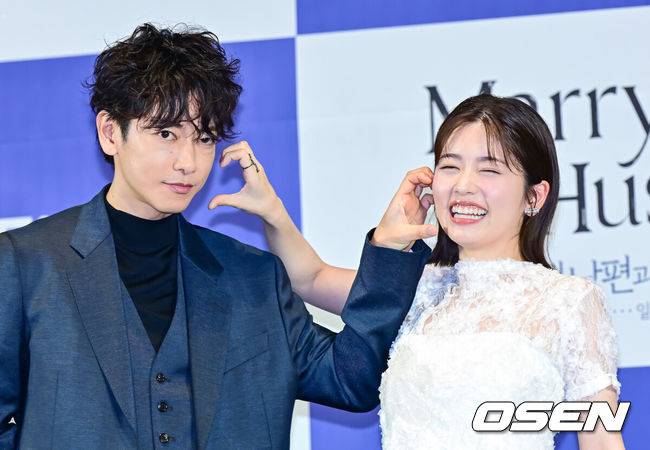 [OSEN=지형준 기자] 26일 오후 서울 신도림 라마다 호텔에서 CJ ENM X 스튜디오드래곤 기획 ‘내 남편과 결혼해줘’ 일본판 제작발표회가 열렸다.'내 남편과 결혼해줘'는 주인공 강지원이 자신의&nbsp;친구와 바람난 남편에게 배신당하고 죽음을 맞은 뒤 과거로 회귀해 복수하고 새로운 삶을 살아가는 내용으로, 동명의 웹소설을 원작 삼아 만들어진 드라마다. 앞서 지난해 1월부터 2월까지 국내에서 tvN 드라마로 방송돼 극성 강한 전개로 뜨거운 사랑을 받았다. 일본에서 드라마화되는 작품은 한국 드라마의 일본판 리메이크 버전이다.&nbsp;이를 위해 드라마 '비밀의 숲', '알함브라 궁전의 추억'을 비롯해 넷플릭스 오리지널 시리즈 '더 글로리'로 호평받은 안길호 감독이 메가폰을 잡았다. 또한 한국에서 배우 박민영이 활약한 여자 주인공 역에 드라마 '오오쿠', '대대손손 상인 금과 은' 시리즈, '페르마의 요리' 등에 출연한 코시바 후우카가 출연한다. 남자 주인공으로는 영화 '바람의 검심' 시리즈로 사랑받은 사토 타케루가 나서 기대를 모은다.&nbsp;배우 사토 타케루, 코시바 후우카가 포토타임을 하고 있다. 2025.06.26 /jpnews@osen.co.kr