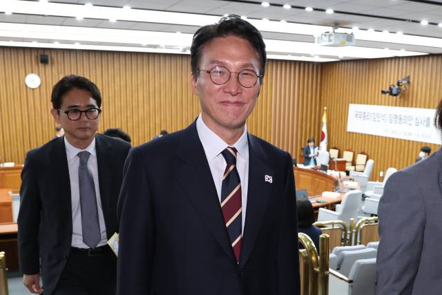 ▲김민석 국무총리 후보자가 25일 서울 국회에서 열린 인사청문회가 자료 제출 등을 둘러싼 여야 대립으로 파행이 지속되자 후보자석을 잠시 떠나고 있다. ⓒ연합뉴스