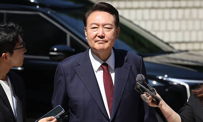 윤석열 전 대통령이 지난 23일 서울 서초구 서울중앙지방법원에서 열린 내란 우두머리 혐의·직권남용 권리행사 방해 혐의 사건 8차 공판에 출석하고 있다. 연합뉴스