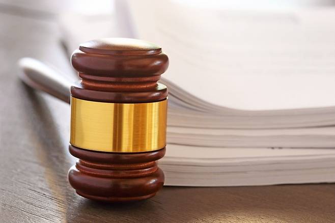 법봉과 서류 관련 사진. 게티이미지뱅크