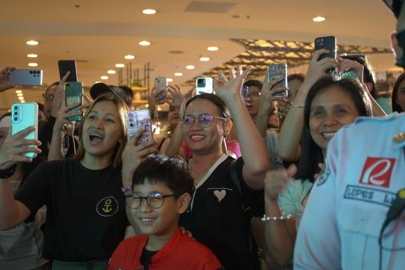 관객들이 환호하며 핸드폰으로 영상을 찍고 있다. 주필리핀한국문화원 제공