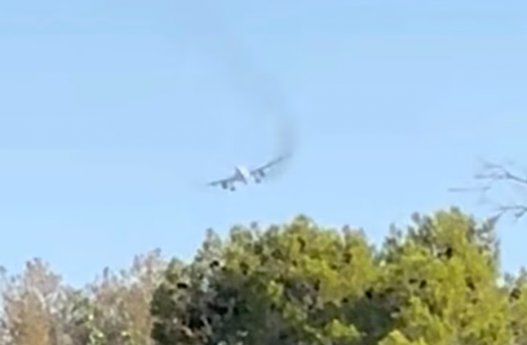 25일(현지시간) 오전 8시 20분쯤 미국 라스베이거스 해리 리드 국제공항에서 노스캐롤라이나주(州) 샬럿으로 향하던 아메리칸항공 여객기는 이륙 직후 엔진에 불이 붙었다. 비행기는 비상 착륙했고 다행히 사상자는 나오지 않았다. 엑스 영상 캡처