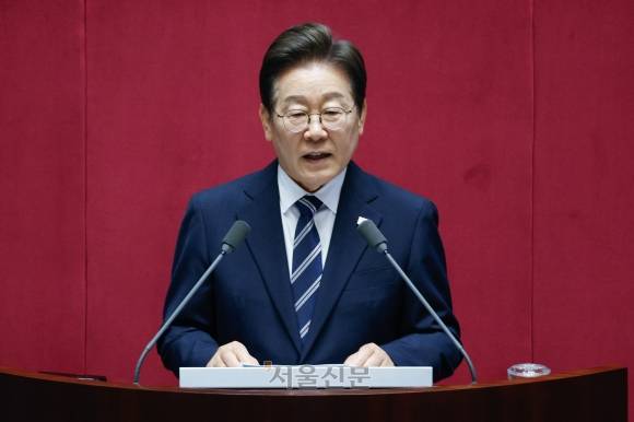 이재명 대통령이 26일 오전 서울 여의도 국회에서 열린 제426회국회(임시회) 제2차 본회의에서 2025년도 제2회 추가경정예산안에 대한 정부의 시정연설을 하고 있다. 2025.6.26 홍윤기 기자