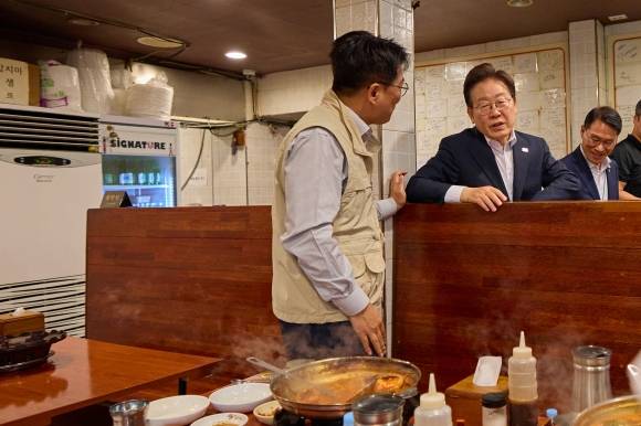 이재명 대통령이 26일 서울 용산 대통령실 앞의 골목 상권인 대구탕집을 찾아 시민과 대화를 하고 있다. 2025.06.26 대통령실 제공