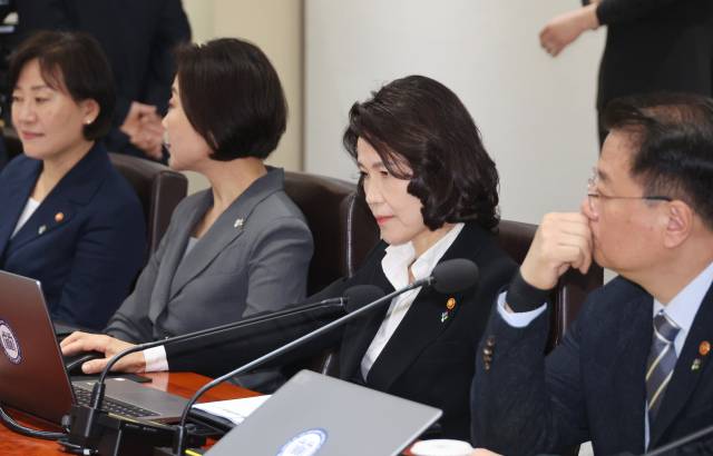 이진숙 방송통신위원장이 10일 서울 용산 대통령실에서 열린 국무회의에 참석해 노트북을 보고 있다. 연합뉴스