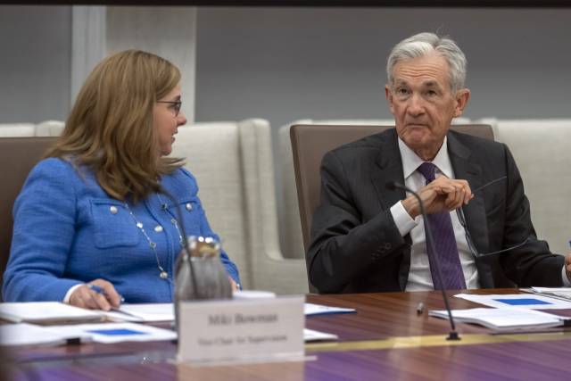 제롬 파월(오른쪽) 미 연방준비제도(Fed·연준) 의장이 25일(현지 시간) 열린 이사회에서 미셸 보먼 연준 이사와 대화를 나누고 있다. 연준은 이날 회의에서 은행들의 자본금 확충 기준을 완화하는 안건을 가결했다. AP연합뉴스