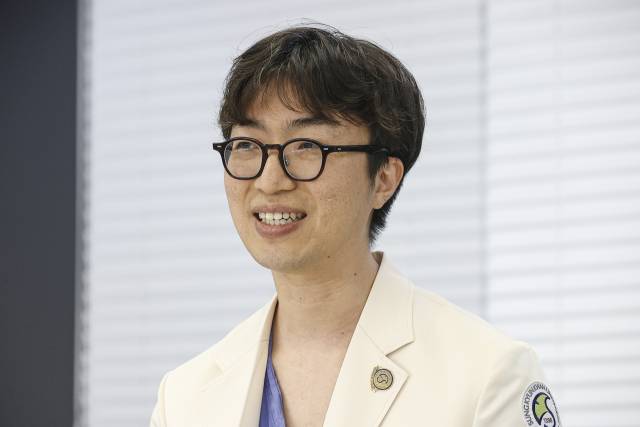 강씨의 주치의인 정재완 삼성창원병원 호흡기내과 교수가 3세대 표적항암제의 치료 효과에 대해 설명하고 있다. 사진 제공=삼성창원병원