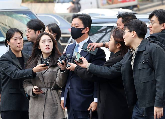 윤석열 체포 방해 혐의를 받는 김성훈 당시 경호처 차장이 3월21일 서울서부지방법원에서 구속 전 피의자 심문(영장실질심사)을 받기 위해 법정으로 향하고 있다. ⓒ사진공동취재단