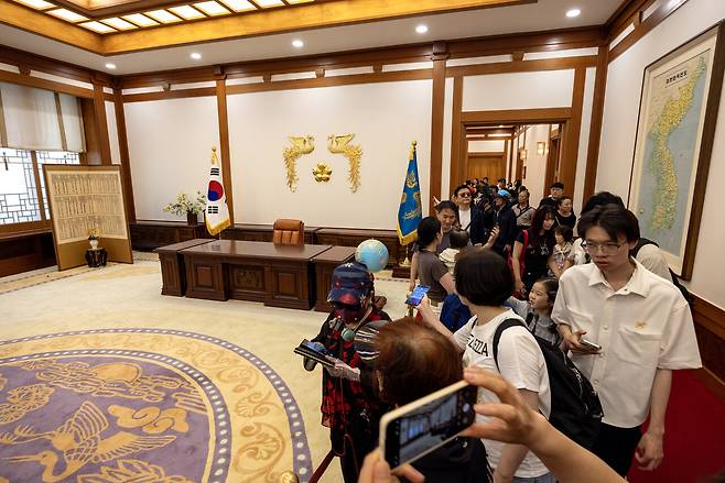 이재명 대통령이 청와대를 보수해 집무실과 관저로 사용하기로 결정한 가운데 6월9일 많은 관광객이 청와대를 찾아 구경하고 있다. ⓒ시사IN 조남진