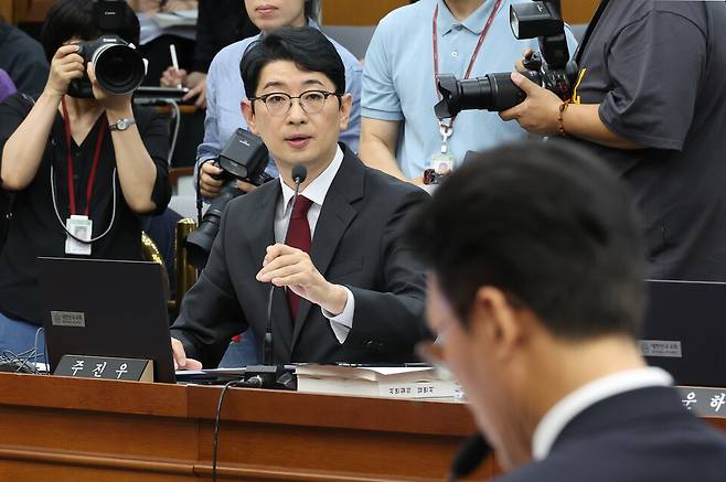 김민석 국무총리 후보자(앞쪽 뒷모습)가 6월24일 서울 여의도 국회에서 열린 인사청문회에서 주진우 국민의힘 의원의 질문을 듣고 있다. ⓒ연합뉴스