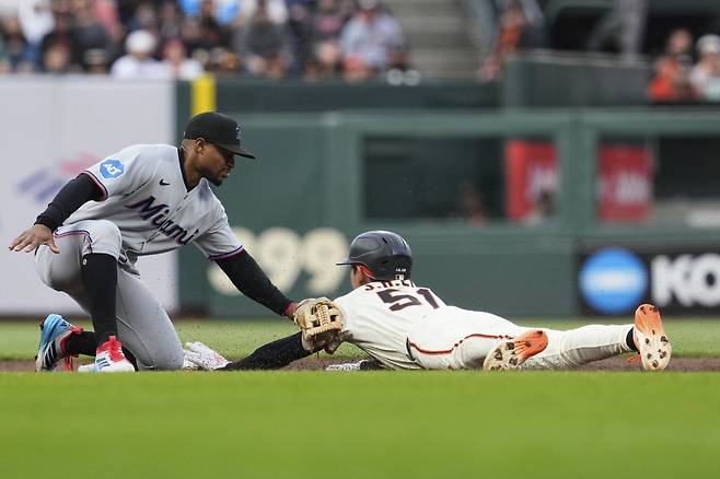 샌프란시스코 이정후는 26일(한국시간) 마이애미전에서 3출루 경기를 했지만, 누상에서 도루사와 주루사로 물러나며 웃지 못했다.|AP뉴시스