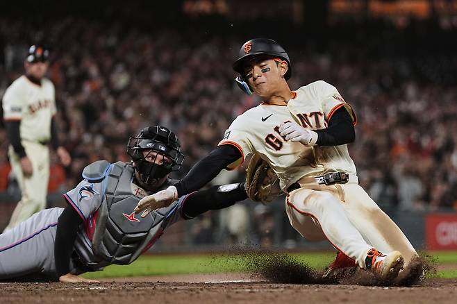 샌프란시스코 이정후가 26일 마이애미와 홈경기에서 9회말 베일리의 안타때 2루에서 홈으로 쇄도하다 태그아웃되고 있다. AP연합뉴스