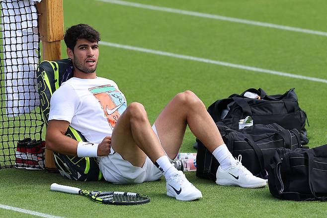 윔블던을 앞두고 대회장에서 워밍업하는 카를로스 알카라스. 게티이미지코리아