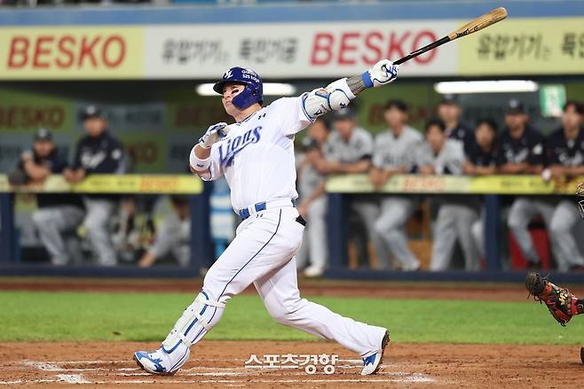 삼성 박병호가 25일 대구 한화전에서 홈런을 날리고 있다. 삼성라이온즈 제공