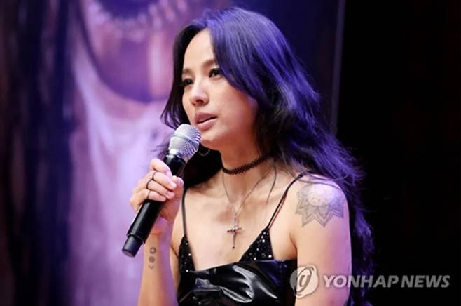 가수 이효리가 지난 7월 4일 오후 서울 광진구 건국대학교 새천년기념관에서 열린 정규 6집 앨범 ‘블랙(BLACK)’ 발매 기자간담회에서 질문에 답하고 있다. 연합뉴스