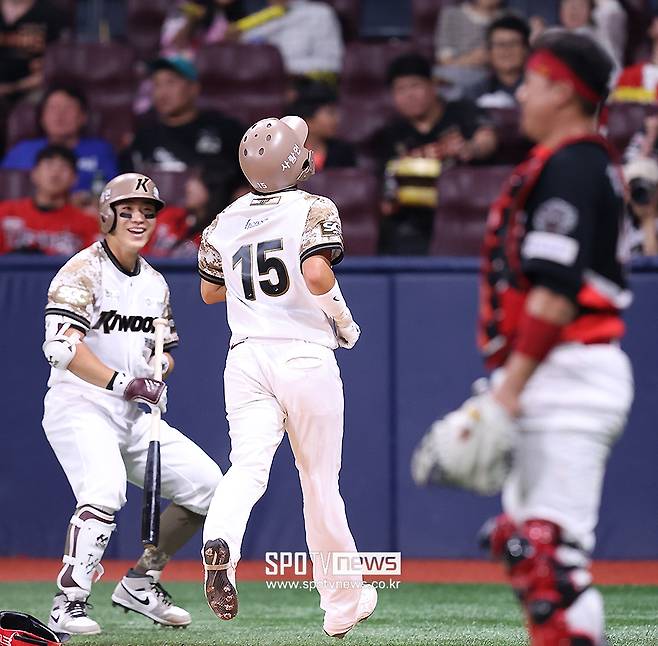 ▲ 키움 이용규가 득점에 성공하는 장면이다. ⓒ곽혜미 기자