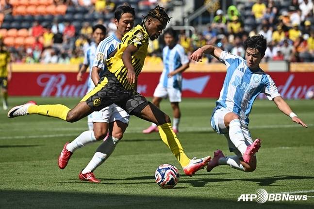 카니 추쿠에메카(왼쪽)가  26일 오전 4시(한국시간) 미국 오하이오주 신시내티의 TQL 스타디움에서 열린 도르트문트 대 울산 HD의 '2025 국제축구연맹(FIFA) 클럽 월드컵' 조별리그 F조 3차전에서 슛을 시도하고 있다. /AFPBBNews=뉴스1