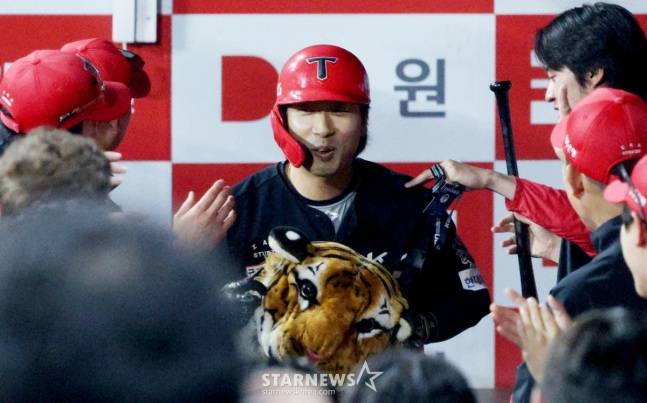 7회 홈런을 터뜨린 고종욱(가운데)이 더그아웃에서 동료들의 환영을 받고 있다. /사진=김진경 대기자