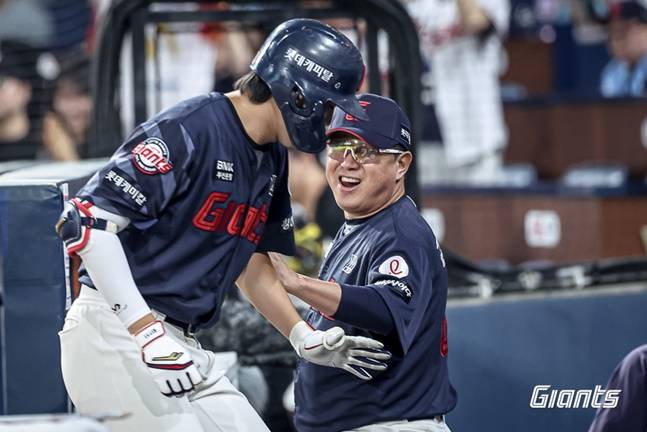 롯데 나승엽(왼쪽)이 26일 창원 NC전에서 5회 역전 3점 홈런을 치고 들어오자 김태형 감독이 미소를 보내고 있다. /사진=롯데 자이언츠 제공