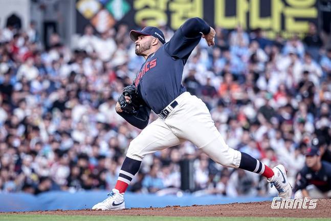 롯데 알렉 감보아가 26일 창원 NC전에서 투구하고 있다. /사진=롯데 자이언츠 제공