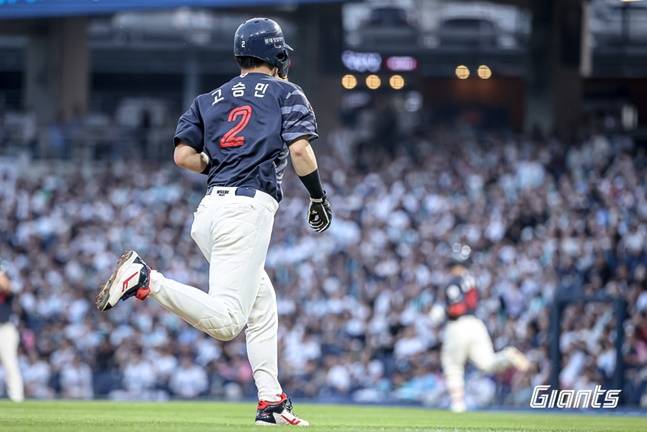 롯데 고승민이 26일 창원 NC전에서 3회 김민성의 희생플라이 때 홈으로 들어오고 있다. /사진=롯데 자이언츠 제공