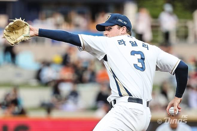 NC 다이노스 외국인 투수 라일리 톰슨이 25일 창원NC파크에서 열린 2025 신한 SOL Bank KBO리그 롯데 자이언츠와의 팀 간 7차전에 선발등판, 6이닝 2실점으로 승리투수가 된 뒤 시즌 10승 기념구를 들고 기념 촬영을 진행했다. 사진 NC 다이노스