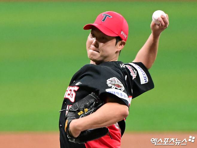 26일 오후 서울 구로구 고척스카이돔에서 열린 '2025 신한 SOL Bank KBO리그' KIA 타이거즈와 키움 히어로즈의 경기, 1회말 KIA 선발투수 김건국이 공을 힘차게 던지고 있다. 고척, 김한준 기자