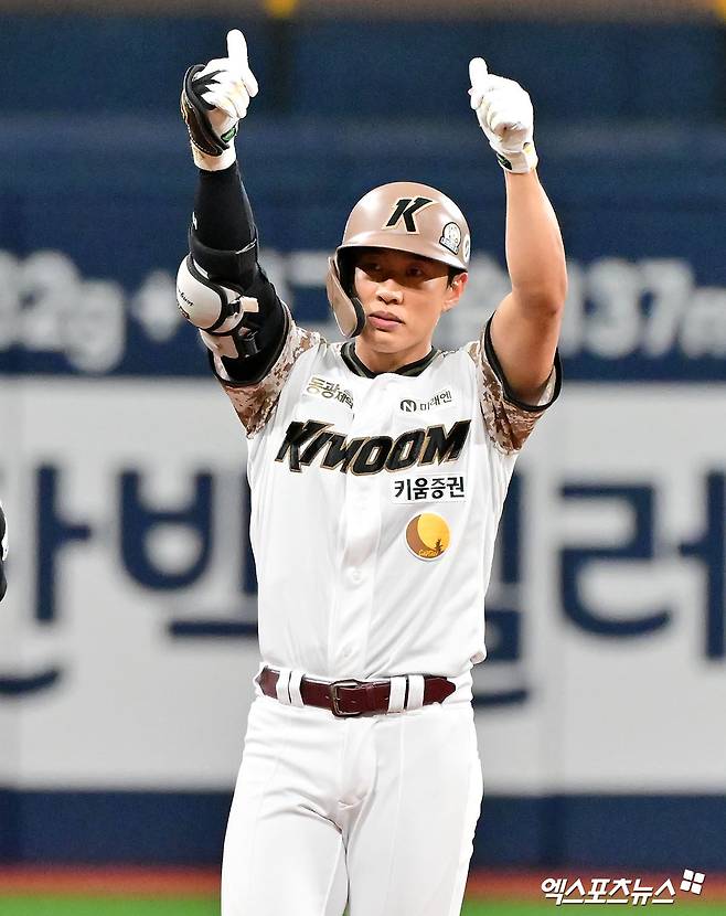 26일 오후 서울 구로구 고척스카이돔에서 열린 '2025 신한 SOL Bank KBO리그' KIA 타이거즈와 키움 히어로즈의 경기, 3회말 2사 2루 키움 송성문이 1타점 2루타를 날린 후 기뻐하고 있다. 고척, 김한준 기자