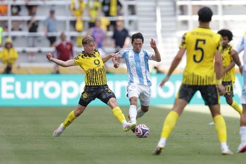 경합하는 양 팀 선수들 [울산 HD 제공. 재판매 및 금지]