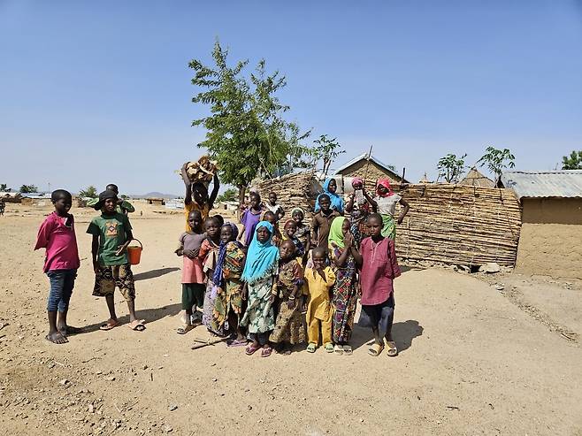 카메룬 미나와오 난민캠프의 아이들 (마요차나가<카메룬>=연합뉴스) 노재현 기자 = 지난 11일(현지시간) 카메룬 최북단주에 있는 미나와오 난민캠프의 아이들이 모여 있는 모습. 2025.6.26 nojae@yna.co.kr
