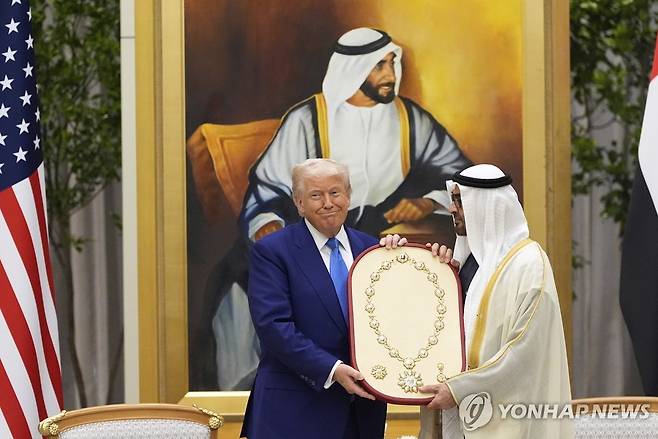 도널드 트럼프 미국 대통령(좌측)과 무함마드 빈 자예드 알 나흐얀 UAE 대통령(우측) [AP 연합뉴스 자료사진]