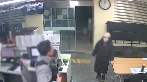 파출소 찾은 A씨의 부모 [경기남부경찰청 제공. 재판매 및 DB 금지]