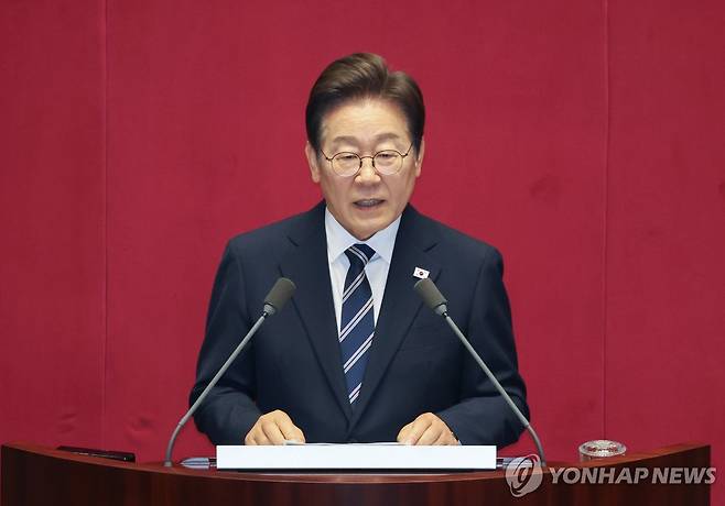 첫 국회 시정연설하는 이재명 대통령 (서울=연합뉴스) 이재명 대통령이 26일 서울 여의도 국회 본회의장에서 정부의 2차 추가경정예산안 제출과 관련해 첫 시정연설을 하고 있다. 2025.6.26 [국회사진기자단] photo@yna.co.kr