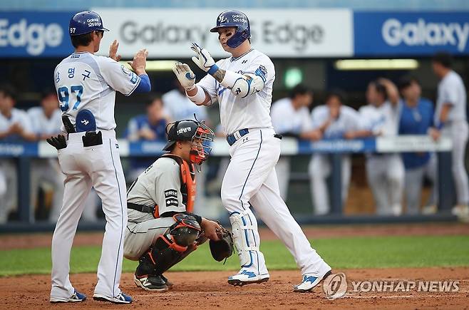 '솔로홈런' (대구=연합뉴스) 김현태 기자 = 25일 대구 삼성라이온즈파크에서 열린 2025 프로야구 한화 이글스와 삼성 라이온즈의 경기. 3회 말 무사 상황에서 타석에 선 삼성 박병호가 솔로 홈런을 친 후 홈으로 들어오며 기뻐하고 있다. 2025.6.25 mtkht@yna.co.kr